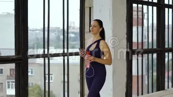 瑜伽课后休息的漂亮女孩视频的预览图