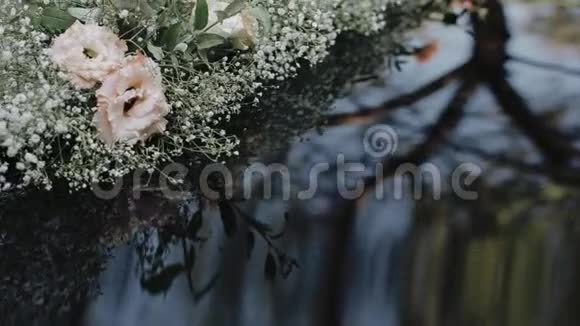 婚礼的美丽花朵中景美丽的花束装饰了房间婚礼的风景视频的预览图