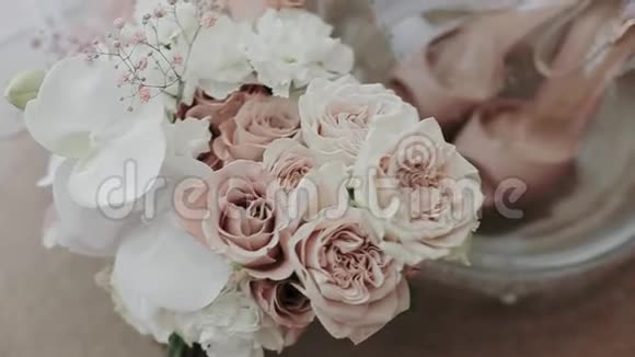 优雅的婚礼花束矗立在桌子上的花瓶里美丽的粉红色和白色玫瑰准备好了视频的预览图