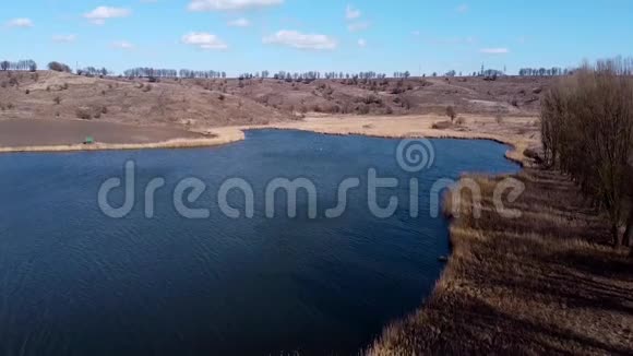 从山顶俯瞰湖泊的景观早春在农村的位置乌克兰欧洲视频的预览图