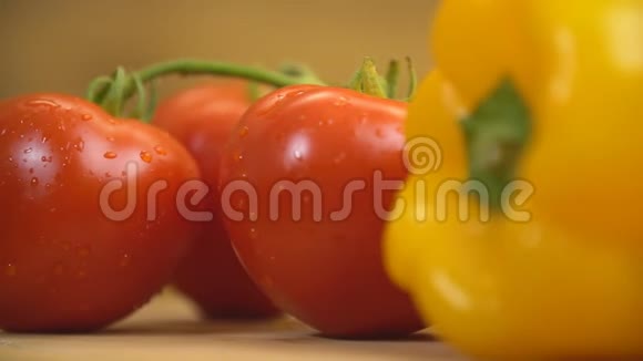 托盘上的番茄辣椒和大蒜视频的预览图