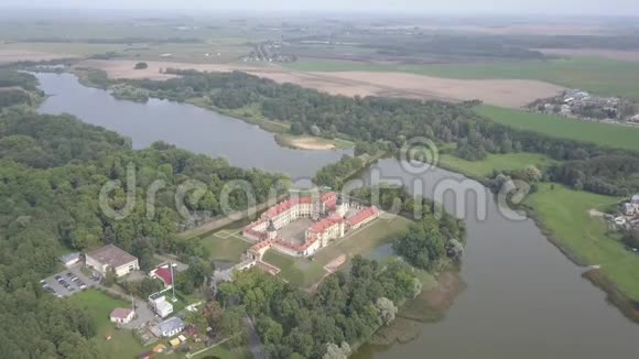 在阳光明媚的一天白俄罗斯内斯维兹城堡的空中射击历史城堡的俯视图城堡周围是水视频的预览图