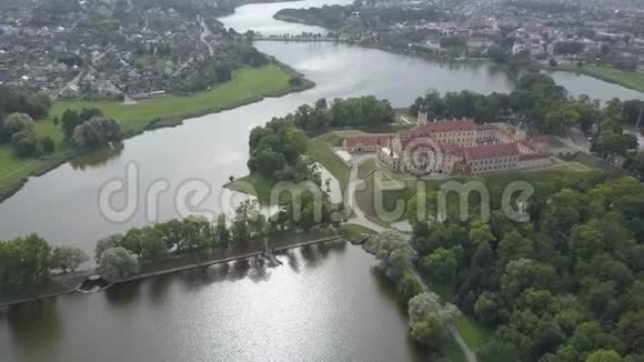 在阳光明媚的天气里著名的Nesvizh城堡的空中拍摄位于白俄罗斯的老城镇Nesvizh美丽的视频的预览图