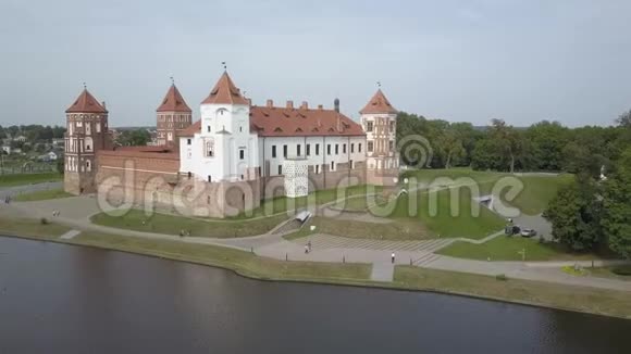 惊人的无人机从著名的米尔城堡上方的米尔村白俄罗斯有五座塔的古堡视频的预览图