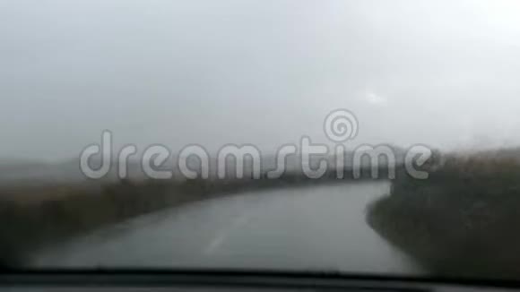 在大雨下驾驶在孤独的道路上视频的预览图