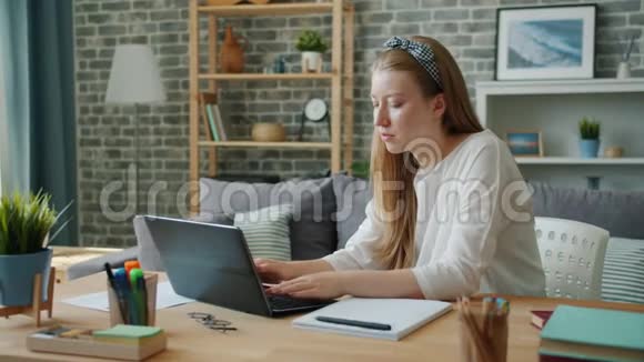 女学生漂亮的年轻女子在家用手提电脑打字视频的预览图