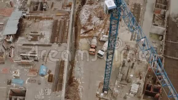 从鸟瞰的角度建筑用高吊车以及新的多层建筑所在的建筑工地视频的预览图