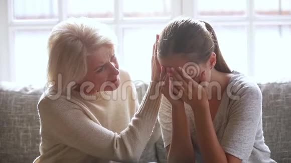 爱老母亲同情安慰伤心哭泣的小女儿视频的预览图