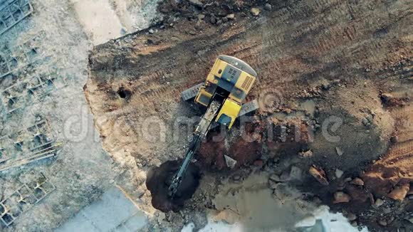 工业施工现场重型机械工作挖掘机在采石场挖土方视频的预览图