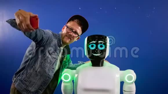 为快乐男人自拍摆姿势的情感机器人视频的预览图