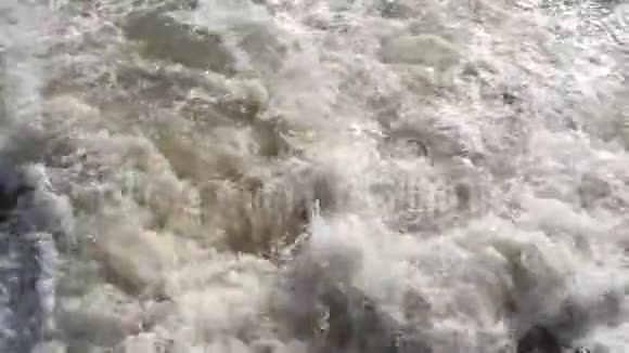 高山瀑布的水岸与飞溅视频的预览图