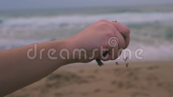 沙子从手中缓慢落下视频的预览图