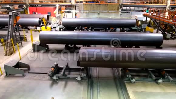 管道工厂生产线管道在滚筒输送机上移动视频的预览图