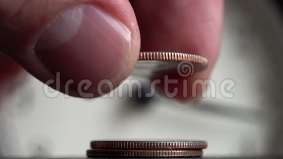 男性手把硬币放在一堆背景上有一个钟面视频的预览图