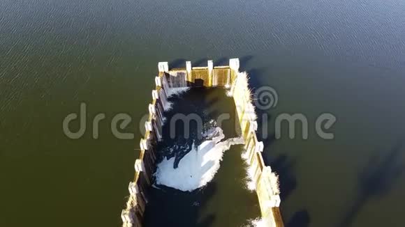蓝色天空下的大坝湖视频的预览图