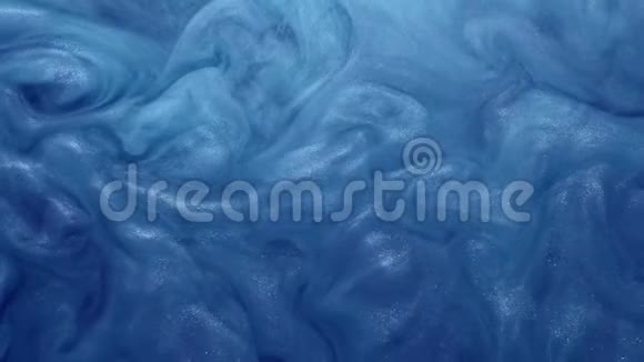 闪烁的流体运动闪耀着蓝色的油漆漩涡视频的预览图