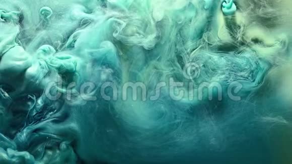 旋转的烟雾云覆盖着蓝色蒸汽运动视频的预览图