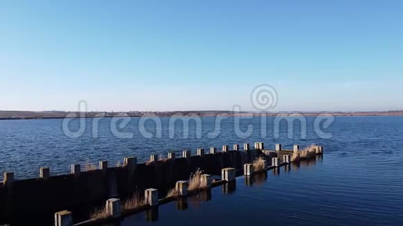 蓝色天空下的大坝湖视频的预览图