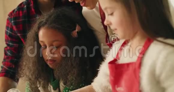 一家人一起在厨房过圣诞节视频的预览图