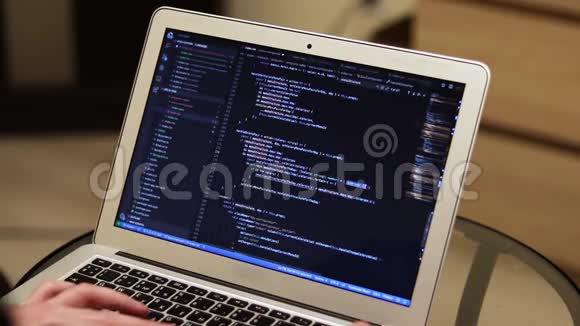 男生编程笔记本电脑特写侧视特写手放在键盘上开发人员工作视频的预览图