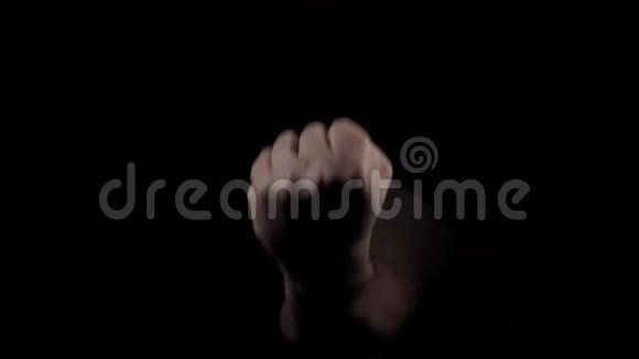 白种人男性的手显示出侵略性的警告拳头视频的预览图