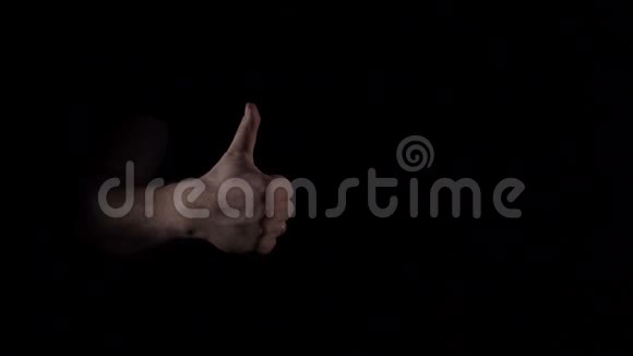 白种人男性的手显示从一到五个手指在计数视频的预览图