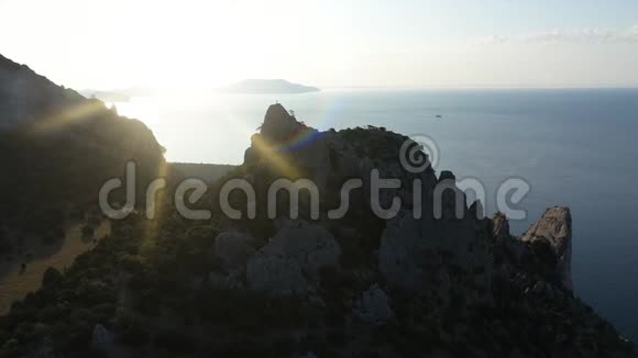 早晨升起明亮的太阳越过黑海和卡拉乌尔奥巴山克里米亚在山顶一个人视频的预览图