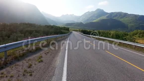 观赏美丽的挪威公路和山脉视频的预览图