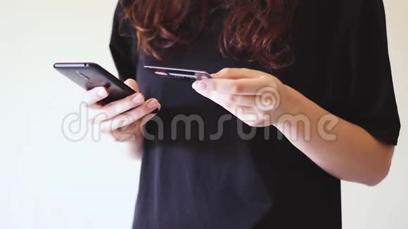 女人用信用卡在网上购物视频的预览图