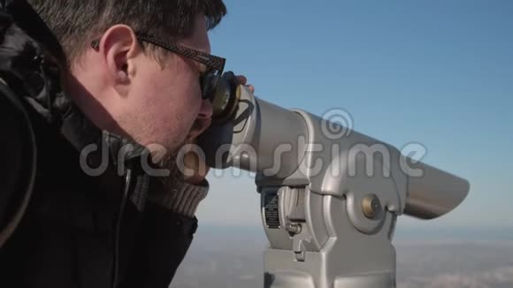 人类通过望远镜观察城市视频的预览图