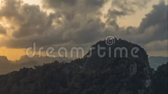 晚上老虎洞山顶的克拉比省美景视频的预览图