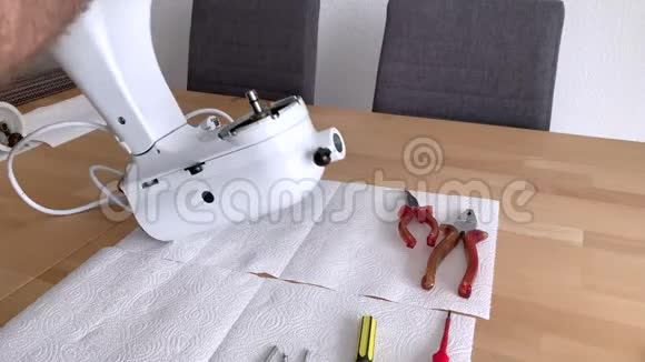 男人修理桌子上的厨房搅拌器视频的预览图