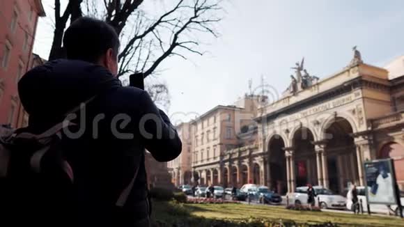 游客用柱子和雕像拍摄著名建筑视频的预览图