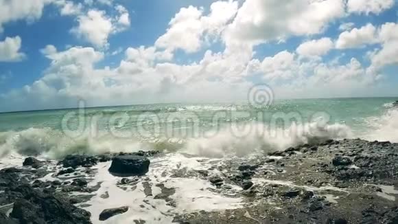 海浪在海岸上的缓慢移动视频的预览图