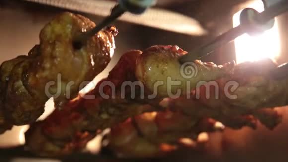 美味多汁的肉排在烤架上烹调烧烤美味牛排特写视频的预览图