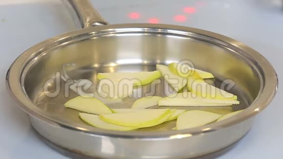 在平底锅中用黄油煎苹果片视频的预览图