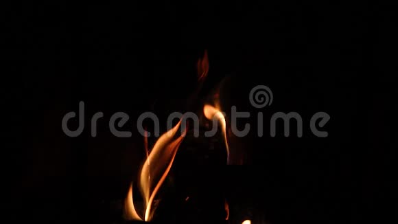 火焰在壁炉里点燃一根木头慢慢地移动视频的预览图