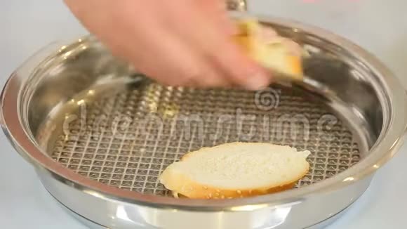 在平底锅中的白面包片上烤点心视频的预览图