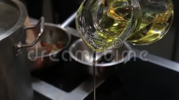 将油倒入金属碗中的特写镜头烹饪前先从粉中倒入油视频的预览图