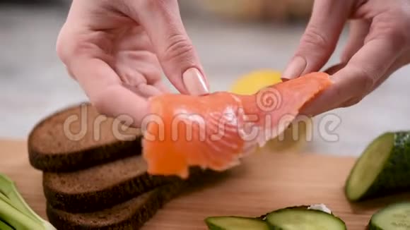 带熏鲑鱼奶油奶酪和黄瓜的黑麦面包视频的预览图