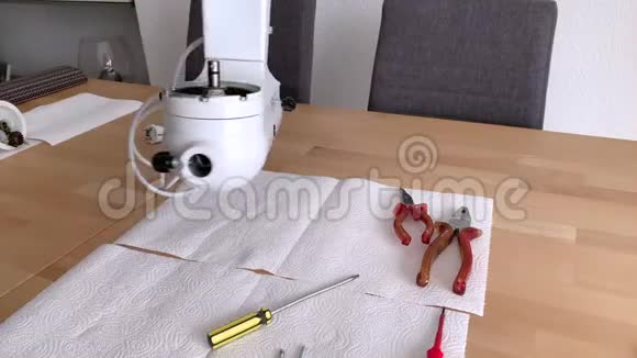 男人修理桌子上的厨房搅拌器视频的预览图