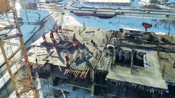 建筑工人用高吊车在工地上工作建筑施工建筑行业视频的预览图