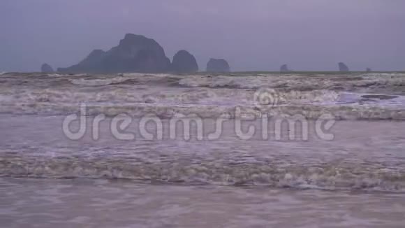 泰国克拉比省低季敖南海滩海浪视频的预览图