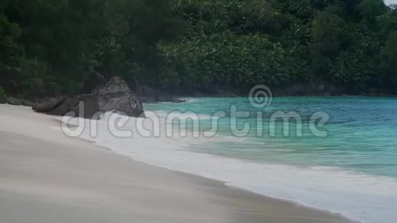 海浪和花岗岩岩石塞舌尔马河岛入境全景视频的预览图