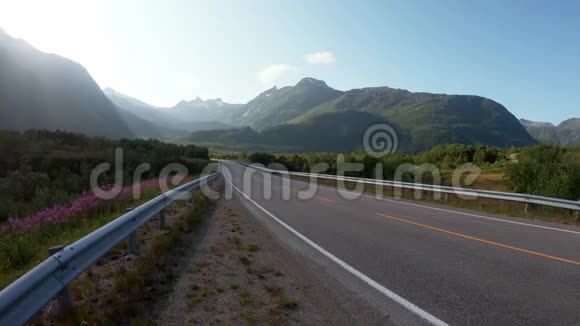 观赏美丽的挪威公路和山脉视频的预览图