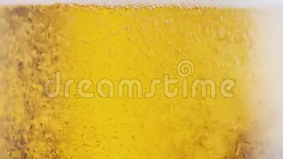 冷啤酒倒入旋转的啤酒杯中视频的预览图