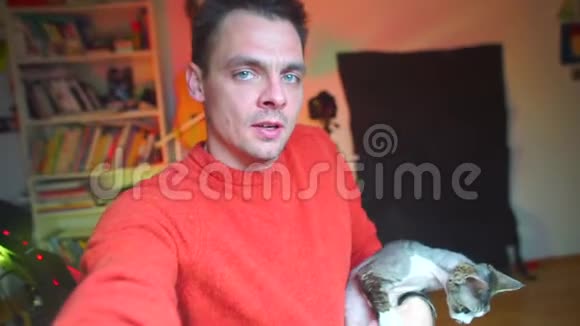 一个抱着一只猫的视频博主正在拍摄一个关于动物的问题视频的预览图