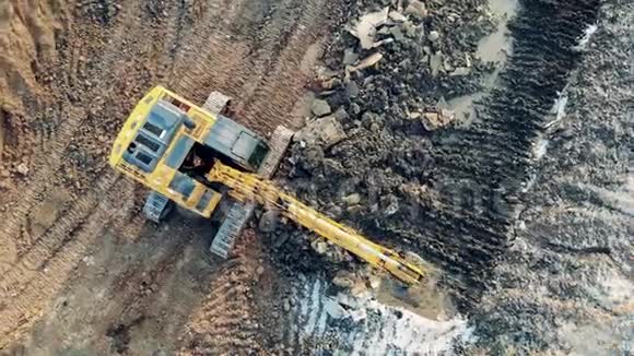 工作机器在职业生涯中挖掘地球施工设备重工机械黄机挖土视频的预览图