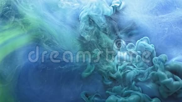 蒸汽云覆盖蓝绿油油混合视频的预览图