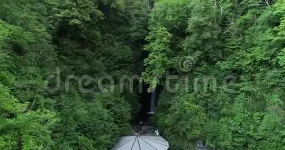 瀑布景观在岩石峡谷旅行宁静的风景观自然的力量概念阿布哈兹瀑布空中视频的预览图